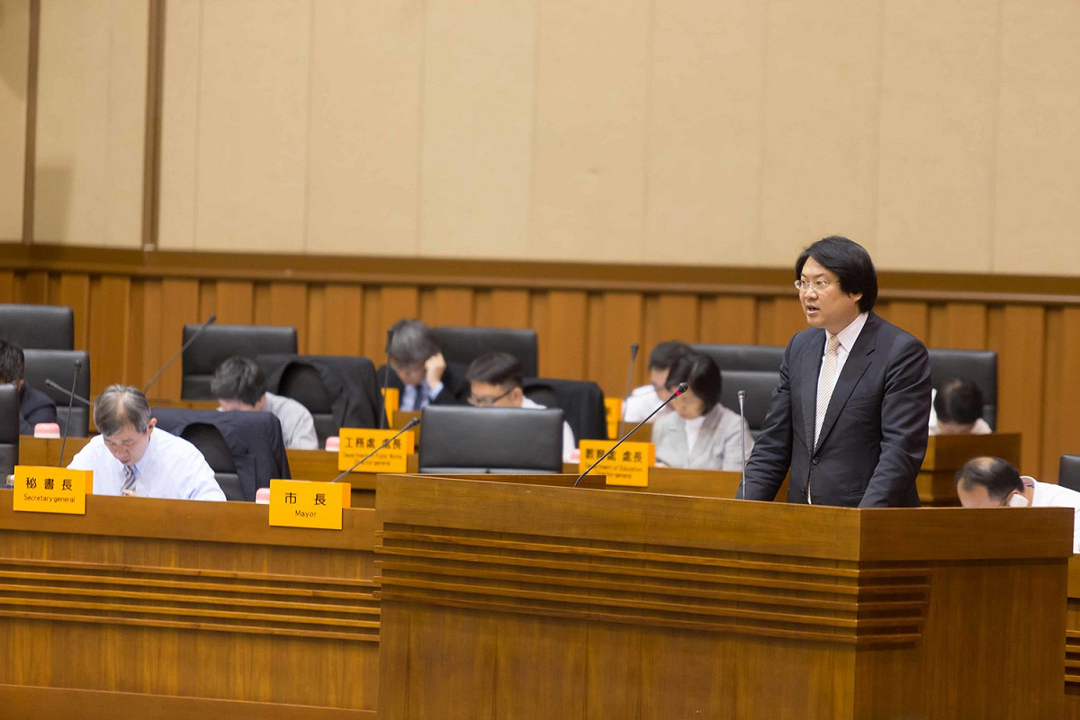 基隆市長林右昌今 (3) 日在市議會上強調，中央斥資81億元打造的輕軌捷運系統，將會打通北北基桃首都生活圈，讓基隆市成為真正的台灣頭。 圖: 基隆市政府/提供