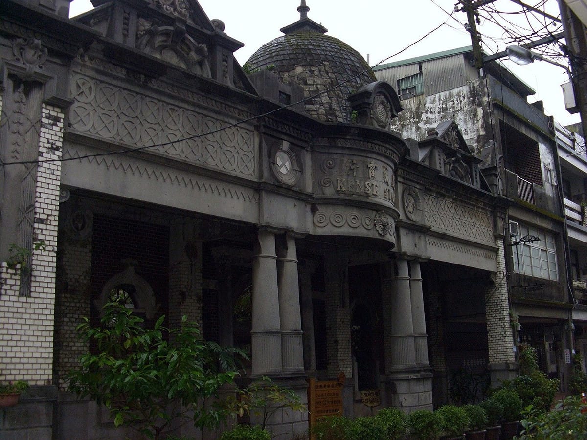 桃園市大溪老街「建成商行」矗立大溪中山路上的豪華宅邸，橫跨三個朝代，從清朝歷經日治到民國，在華麗建築的背後，它更標誌著一個劃時代集團的興盛。當年建成商行意味著橫跨大稻埕、三峽、九份、鶯歌等地、統攬煤礦、金礦、樟腦、藍染等事業的龐大集團，簡阿牛則是撐起該集團的靈魂人物。 圖:翻攝自李柏坊臉書