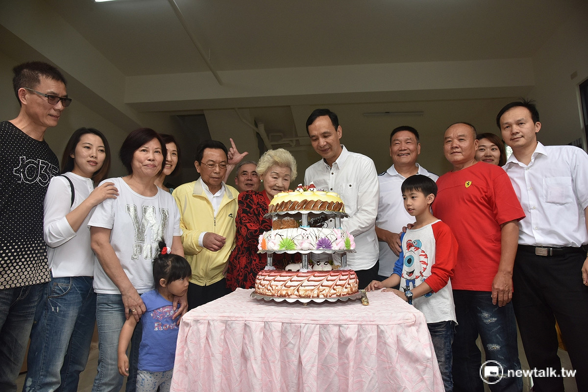朱立倫參加汐止新峰段簡易都更入住茶會，與即將88 歲生日的老住戶蘇阿菊阿嬤及兒女子孫們一起切蛋糕慶生。 圖：王峻昌／攝