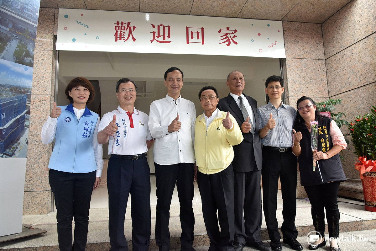 汐止新峰段成為全國簡易都更完成首例，市長朱立倫及市議員白珮茹（左一）、廖正良（左二）及汐止區長徐開宇（右二）參加完工入住茶會，歡迎住戶重返家園。 圖：王峻昌／攝