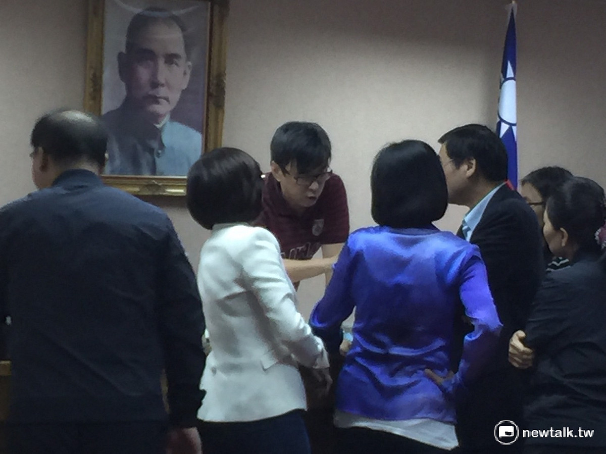 立法院司法法制委員會3日晚上挑燈夜戰，繼續審查「公務人員退休撫卹法」草案。對於有爭議的18%優存利率歸零，以及所得替代率調降等條文，決定保留協商。 圖：林人芳／攝