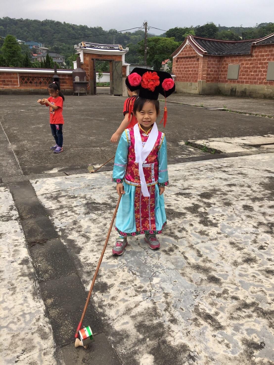 李騰芳古宅前玩童玩踩高蹺 圖：桃園市立大溪木藝生態博物館／提供