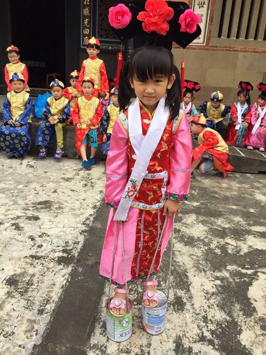 李騰芳古宅前玩童玩踩高蹺 圖：桃園市立大溪木藝生態博物館／提供
