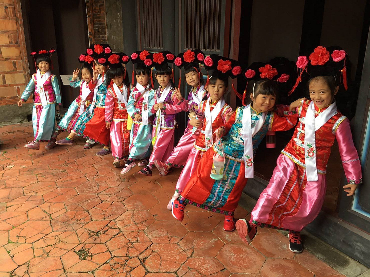 李騰芳古宅前扮古裝的孩童 圖：桃園市立大溪木藝生態博物館／提供