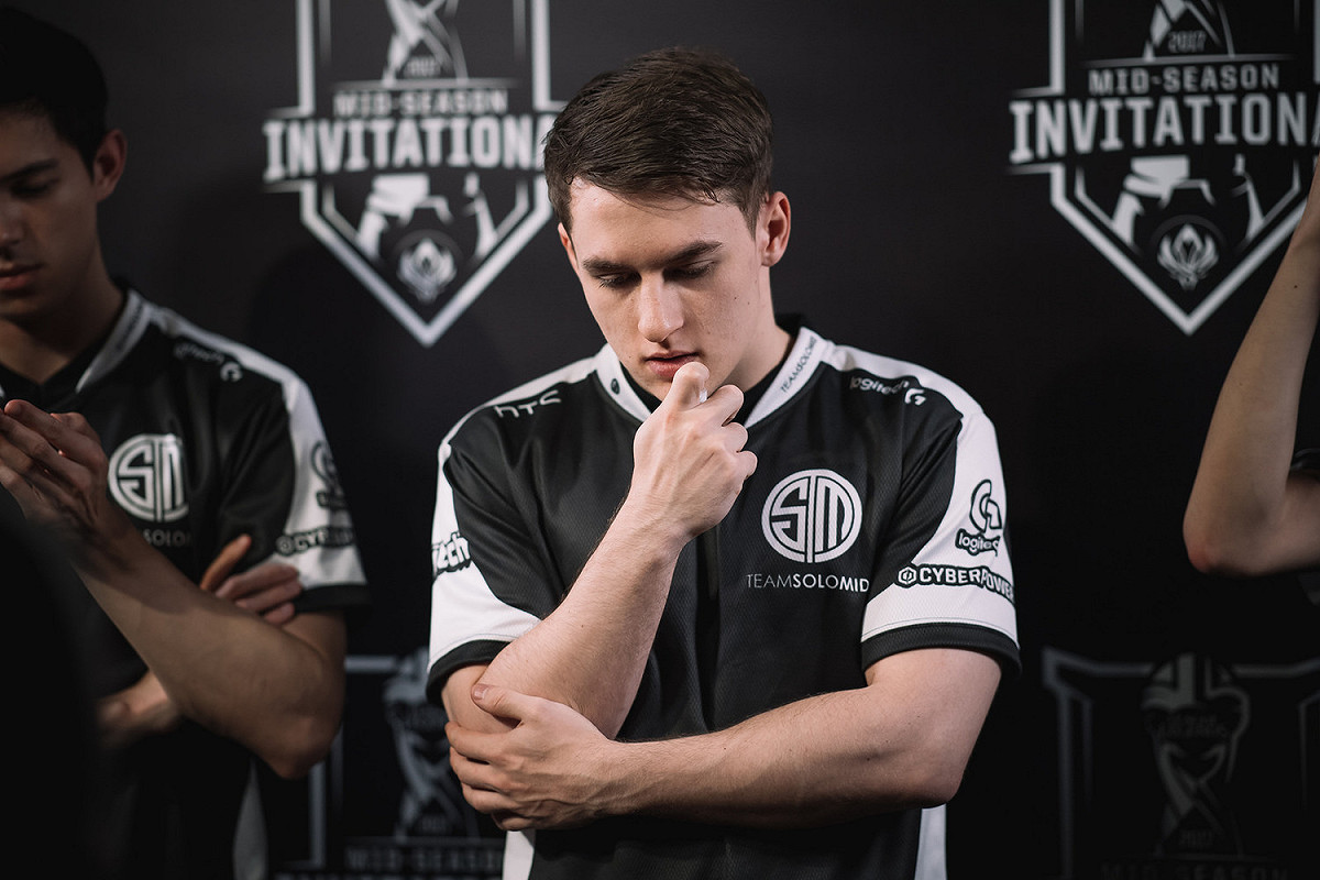 當戰局陷入膠著時，TSM的打野選手Svenskeren陷入了長考。 圖：翻攝自 LoL Esports Photos