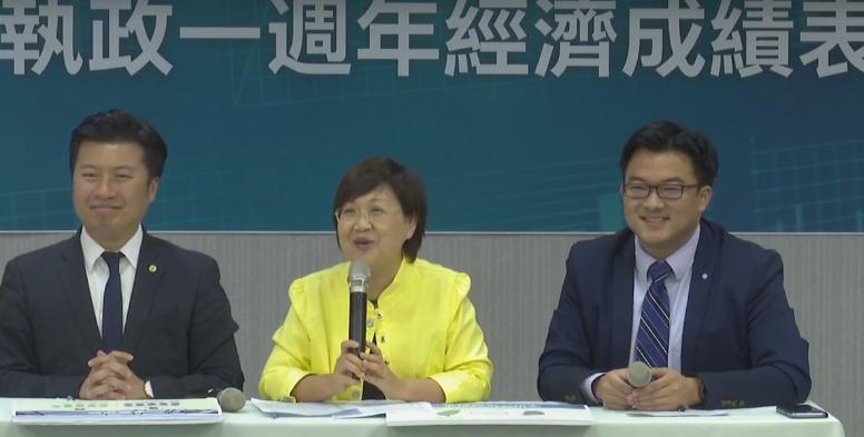 蔡英文總統執政將滿周年，對此民進黨召開記者會，表示自蔡政府執政以來，台灣經濟穩健成長。 圖:翻攝自民進黨臉書。