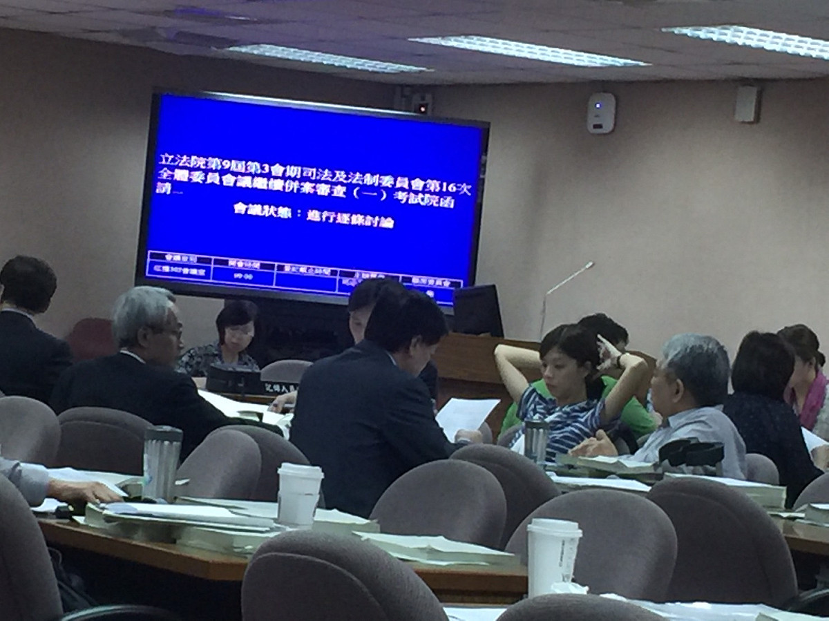 立法院司法委員會4日初審通過公務人員月退金，可由考試院會同行政院，依整體財政狀況、經濟成長率等因素調整，相關執行規定，於該法施行細則定之，但卻遭藍委曾銘宗批為霸王條款 圖：林人芳／攝