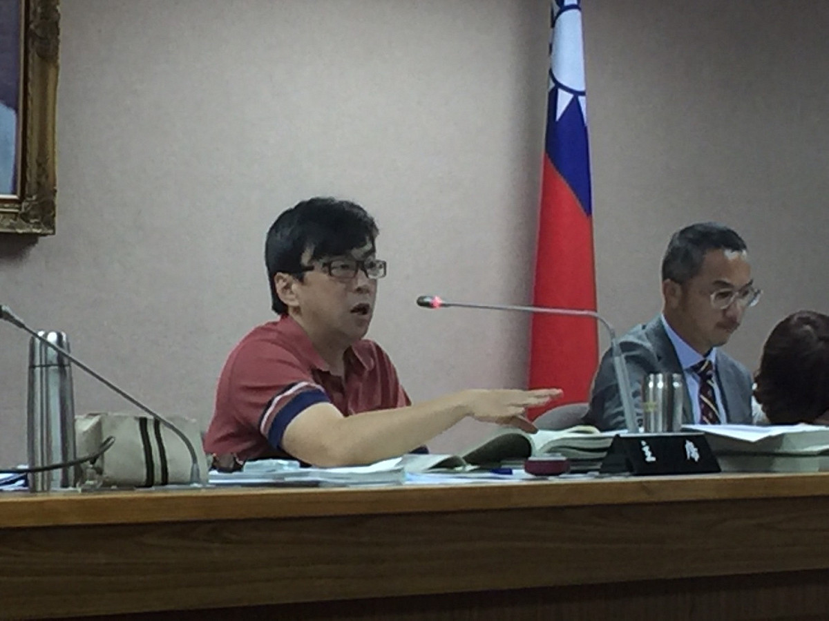 立法院昨天初審通過公務人員退休金採在職前15年平均薪俸計算，引發反年改團體不滿，發動打爆綠委段宜康電話；段宜康4日坦承手機被打爆，不過他說，如果這樣可以讓他們發洩心中不滿，他可以接受。 圖：林人芳／攝