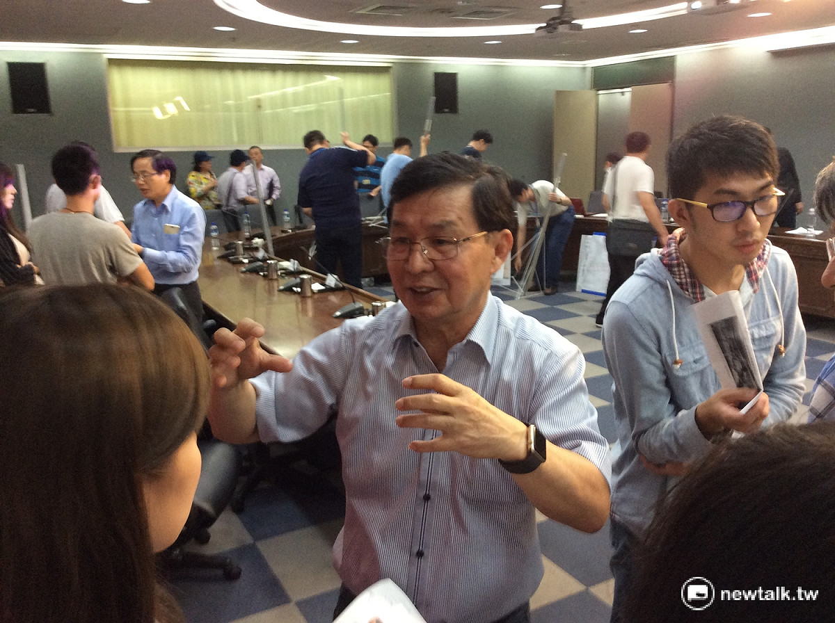 台北市工務局局長彭振聲表示，現在塌陷災情雖穩定控制，可望本月中全面通車，但肇因的潛盾機仍然卡在地下近50公尺深，已商請日本專家研擬救援方案，需等到今年7月29日才能確定如何處置。 圖：程士華/攝