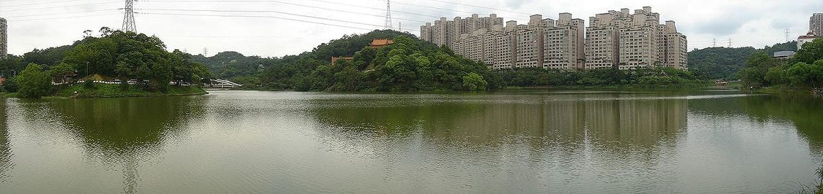 金龍湖在今台灣新北市汐止區，面積13.4公頃，湖寬200公尺，是大臺北都會區第一大湖。 圖：翻攝自維基百科