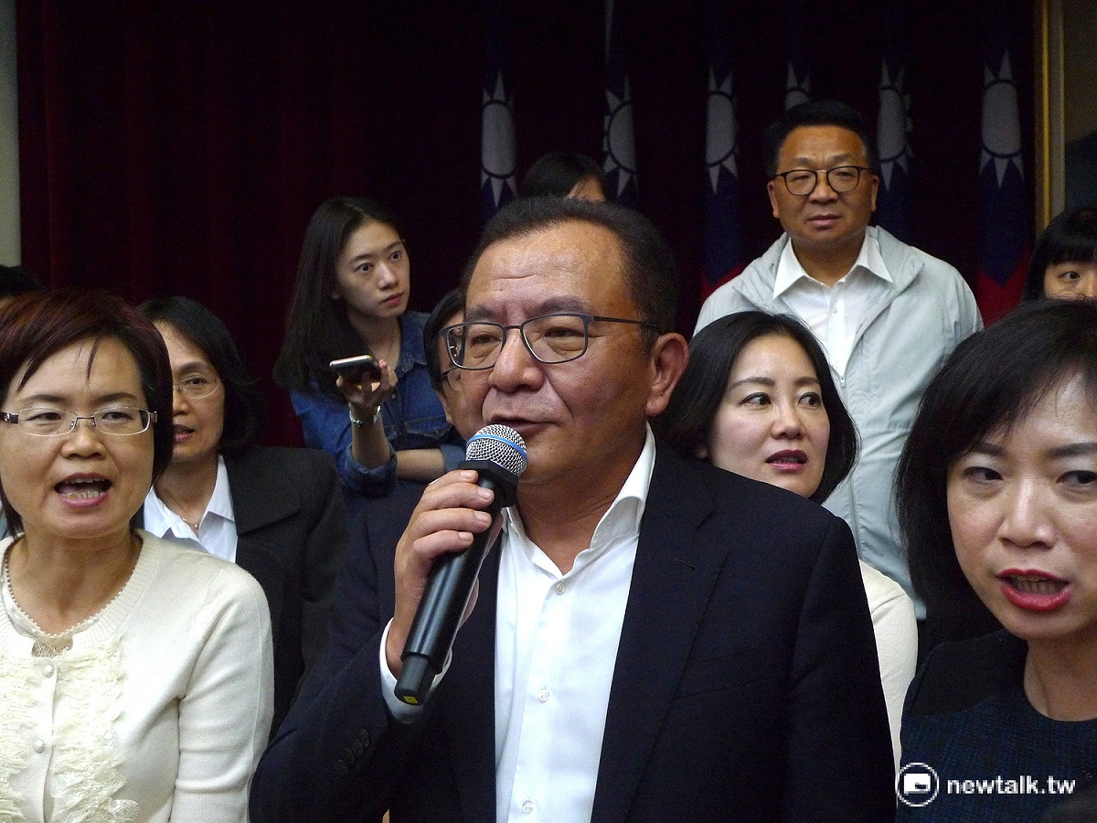 高志鵬呼籲「不要再把委員會當廟會」；並宣布前瞻「另期繼續審查」。 圖：汪少凡／攝