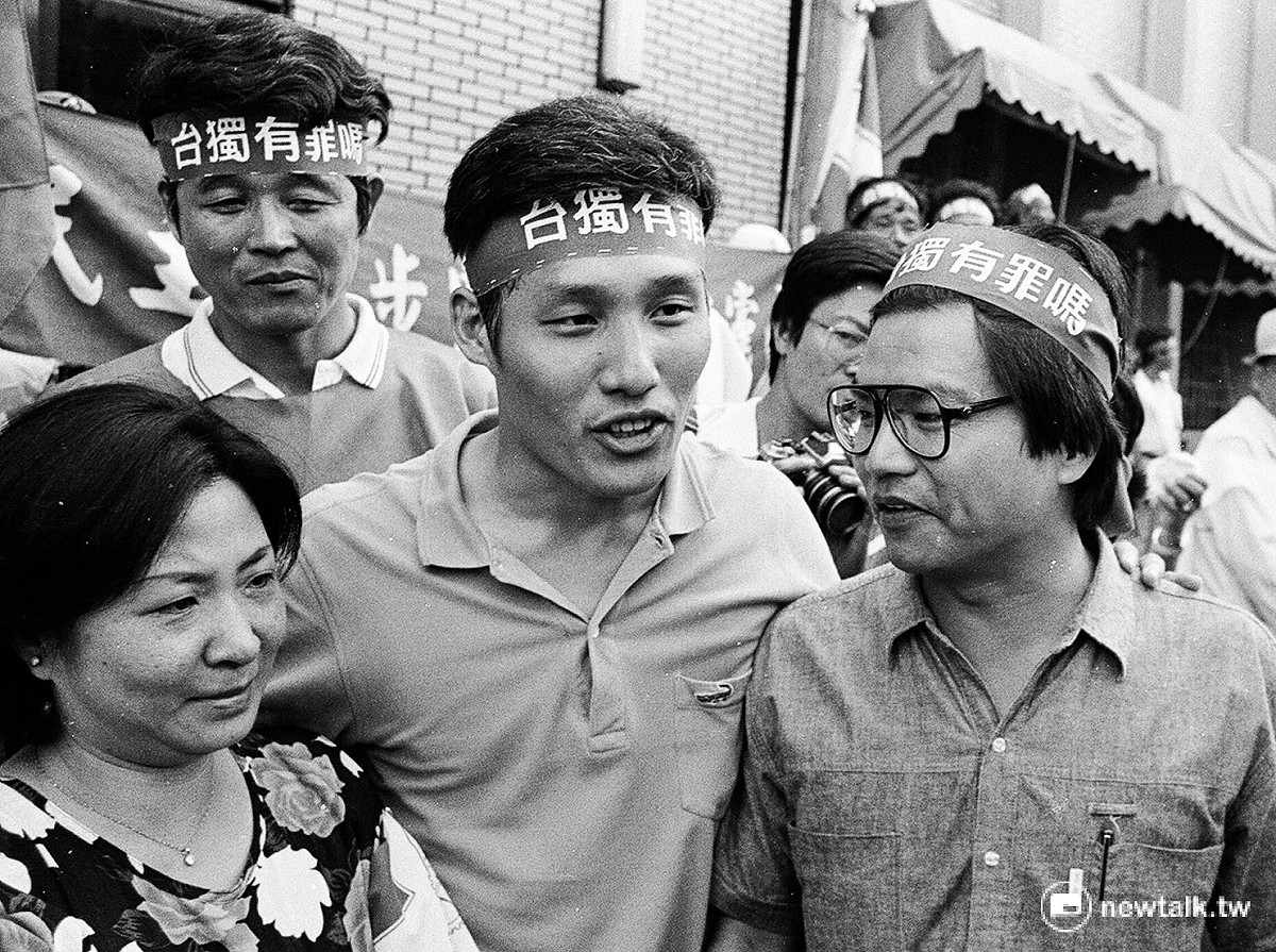 1987年10月12日，蔡有全、許曹德倆人被台灣高檢處依叛亂罪收押。出庭前，來自全國各地群眾聲援蔡許台獨案。 攝：邱萬興/攝
