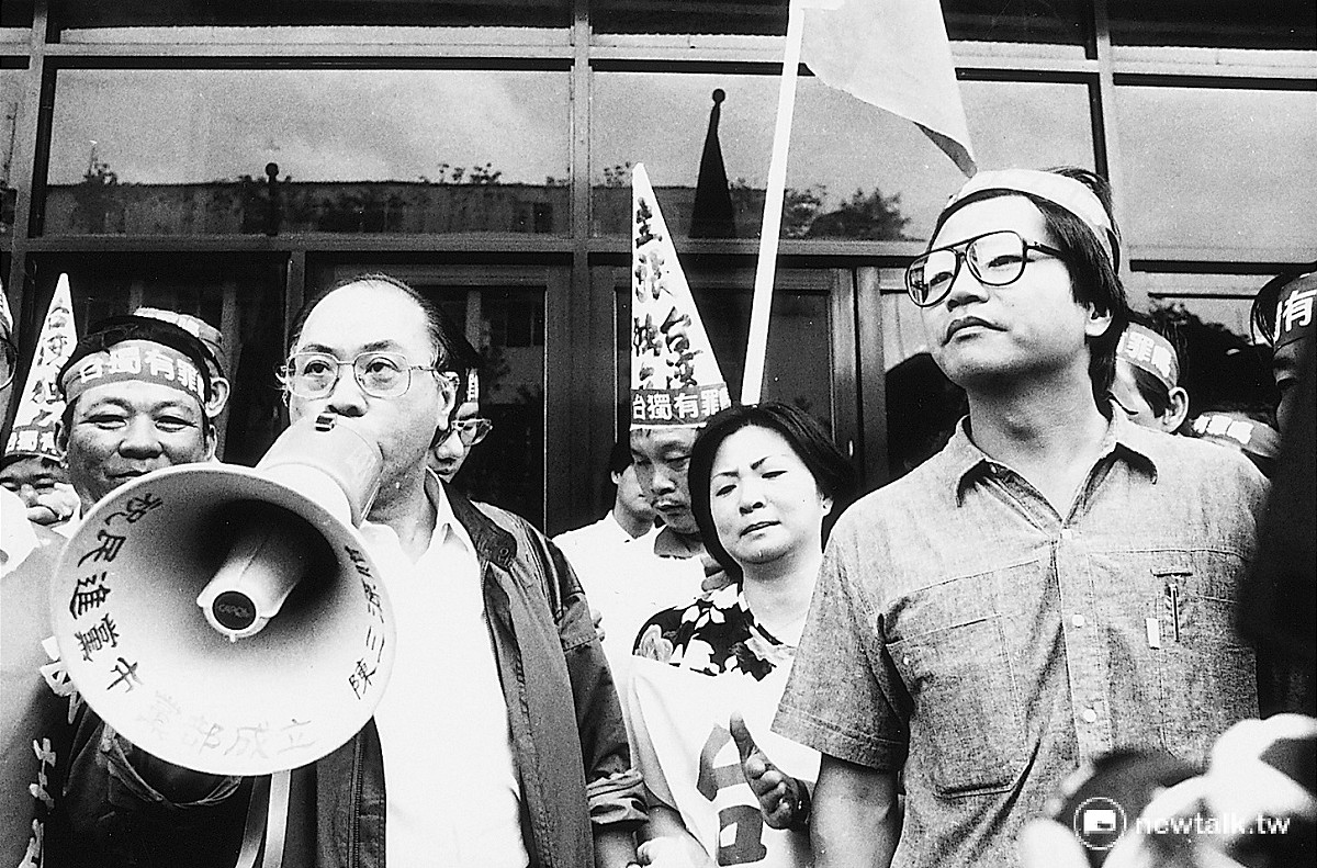 1987年10月12日，蔡有全、許曹德倆人被台灣高檢處依叛亂罪收押。出庭前，來自全國各地群眾聲援蔡許台獨案。 攝：邱萬興/攝