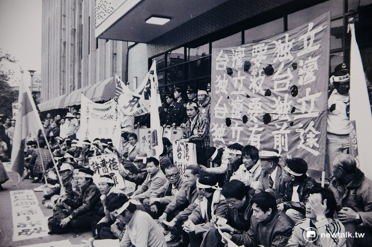 1987年10月12日，蔡有全、許曹德倆人被台灣高檢處依叛亂罪收押。出庭前，來自全國各地群眾聲援蔡許台獨案。 攝：邱萬興/攝