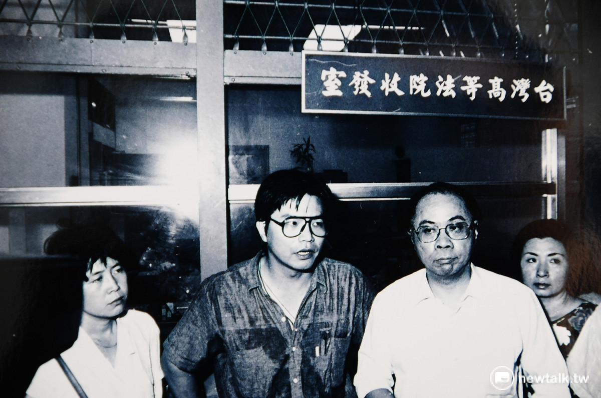 1987年10月12日，蔡有全、許曹德倆人被台灣高檢處依叛亂罪收押。出庭前，來自全國各地群眾聲援。左起周慧瑛(蔡有全的太太)、蔡有全、許曹德、徐秀蘭(許曹德的太太)，蔡許出庭應訊前留影。攝影_邱萬興 圖：邱萬興/攝