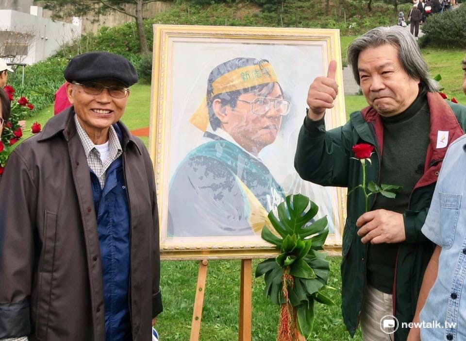 2017年04月07日鄭南榕殉道28週年紀念在金寶山自由之翼，邱萬興和蔡有全、戴振耀在金寶山鄭南榕在新國家運動畫像旁聊天。蔡有全開玩笑的對邱萬興說:<小邱，你拍了我很多台獨運動照片，耀伯，活的會動影像就要找林炳煌，死的，不會動的影像照片，咱就要找小邱>。(圖文：邱萬興) 圖：邱萬興/攝