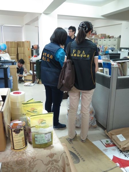 高雄市衛生局稽查春橋田商品。 圖：高雄市衛生局提供