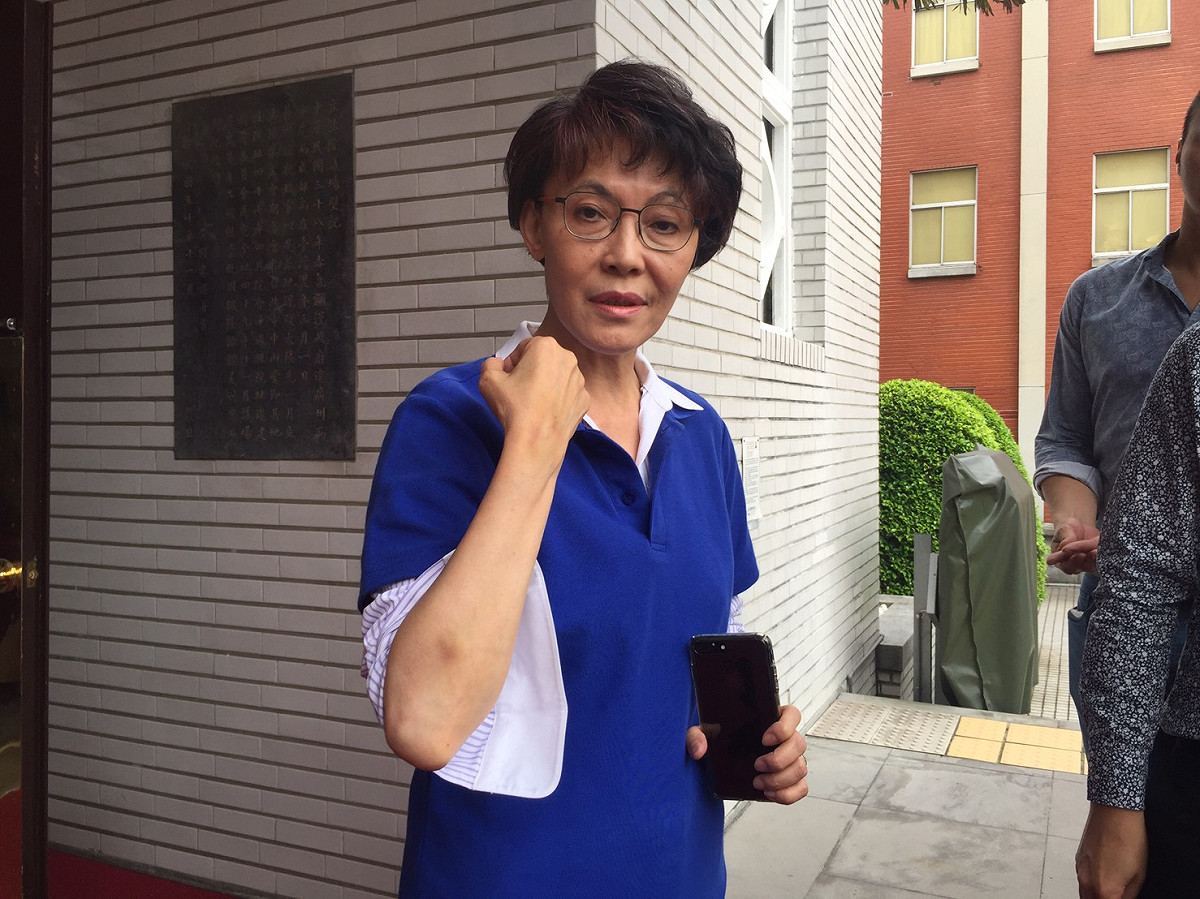 國民黨立委黃昭順5日出示遭民進黨立委管碧玲抓傷部位，還說管碧玲拉扯她脖子上的哨子，讓她生命受威脅，所以才用蠻荒之力回擊。 圖：林人芳／攝