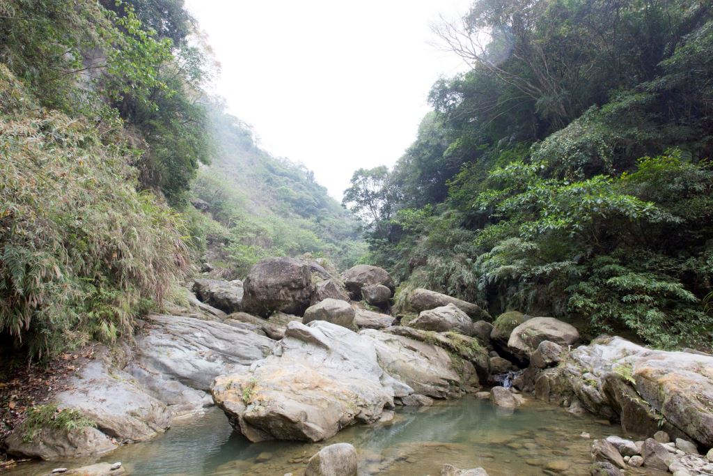 台中市列管危險水域包括太平區頭汴坑溪一江橋、蝙蝠洞、仙女瀑布附近水域、烏日區烏溪、貓羅溪及大里溪等水域等12處，呼籲民眾切勿前往戲水，圖為風光明媚的頭汴坑溪仙女瀑布附近水域。 圖：台中觀光旅遊網／提供