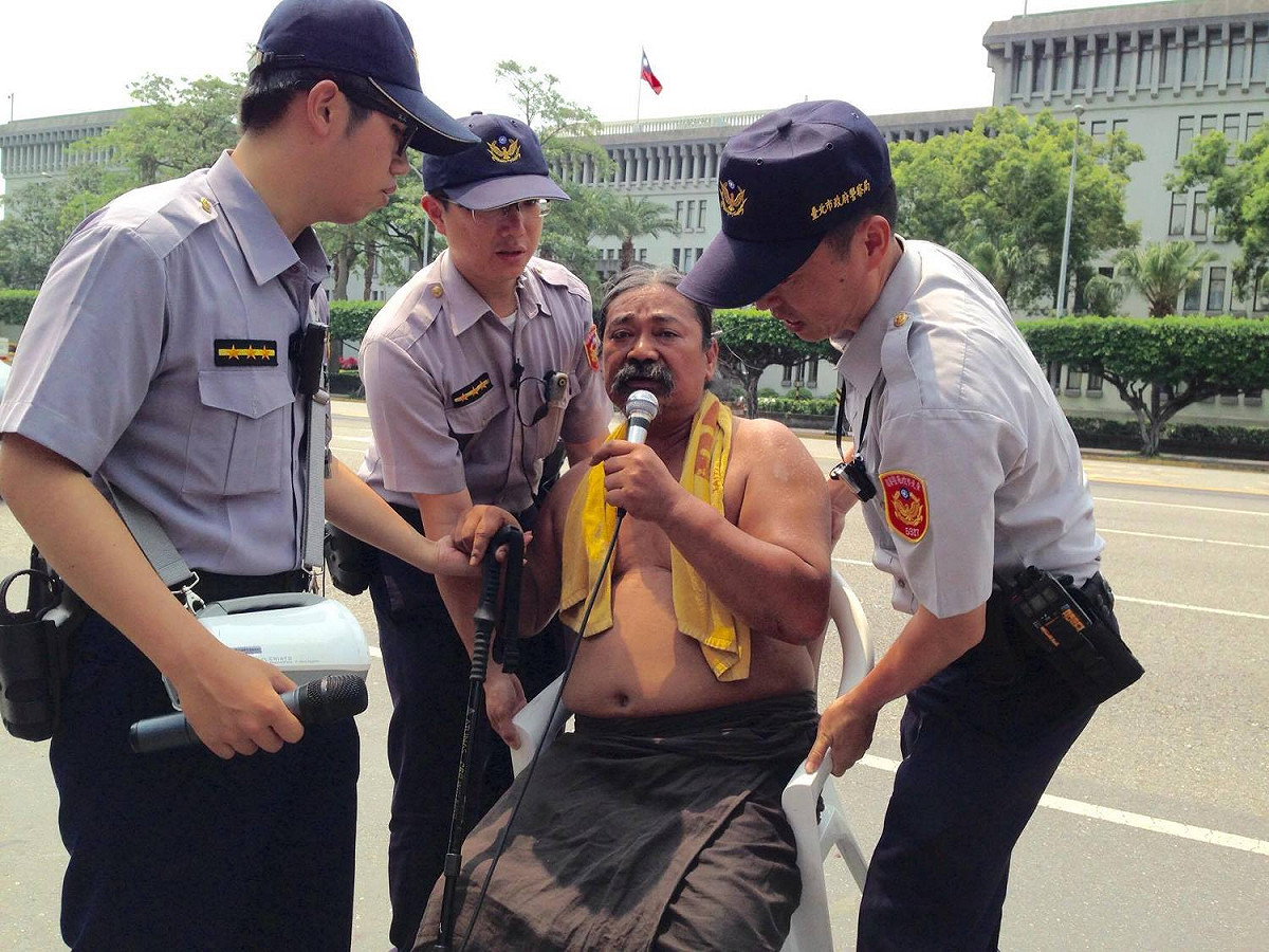 今（5）天二度淨空凱道，動用超過100人優勢警力將聲援者抬離。 圖：原轉小教室／提供