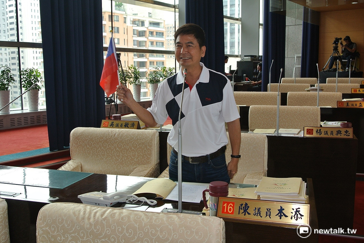 台中市議員陳本添質詢時手搖國旗，希望東亞青運舉行時也能拿進會場。 圖：唐復年/攝