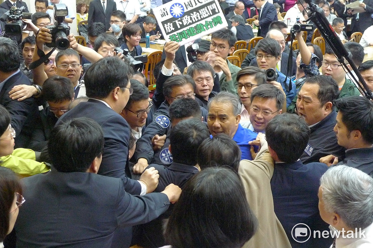 「前瞻基礎建設特別條例」在立法院經濟委員會審查時爆發衝突，場面火爆。 圖：新頭殼資料照
