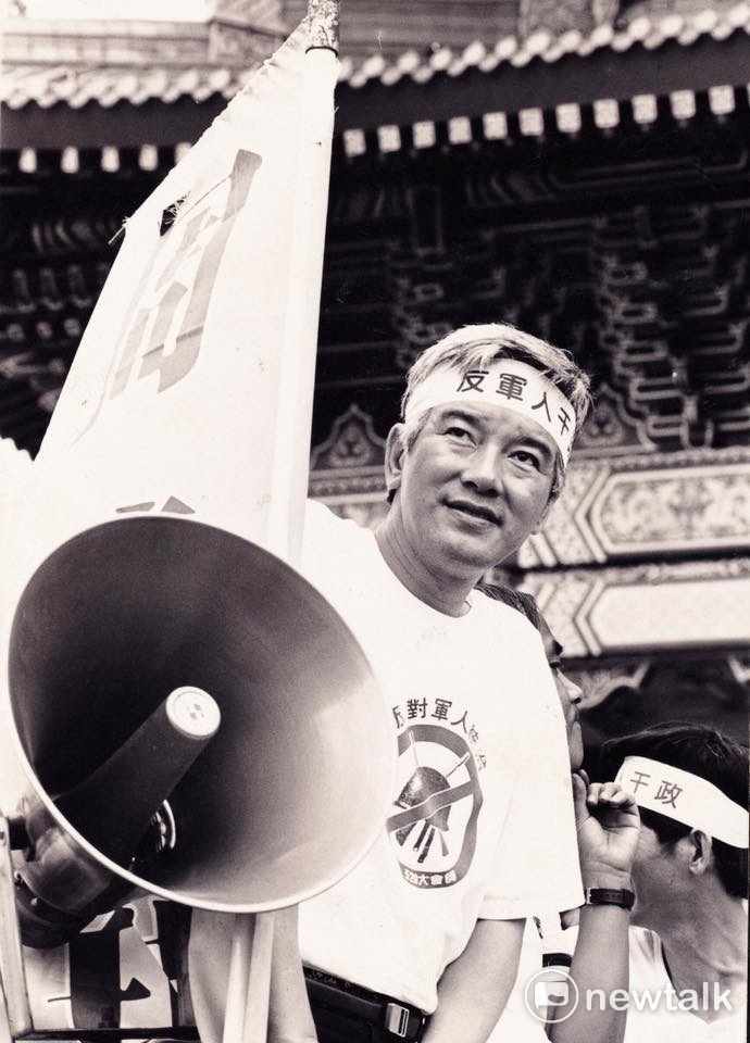 1990年李登輝總統任命當時的8連霸的參謀總長郝柏村組閣。引發民進黨等在野團體發起，反軍人干政反，軍人組閣。媒體一片譁然，首都早報，還破天荒地頭版空白，以整版斗大的《幹》表達強烈的抗議。 圖：翻攝自邱萬興臉書