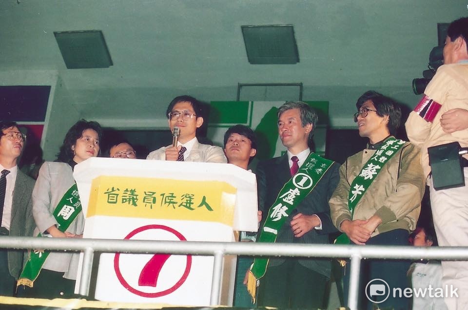 郭倍宏(現為民視董事長)在當年行政院長郝柏村眼中是叛亂份子，懸賞220萬元進行全台大搜捕。1989年11月22日，台獨聯盟美國本部主席郭倍宏為「新國家聯線」造勢，在盧修一、周慧瑛台北縣中和體育場演講會上公開露面，召開中外記者會。隨後，在上千名軍警重重包圍下，郭倍宏在「黑面具」及群眾掩護下，金蟬脫殼再度闖關返美，左起簡錫堦、周慧瑛、郭倍宏、盧修一、蘇芳章。攝影／邱萬興
 圖：翻攝自邱萬興臉書
