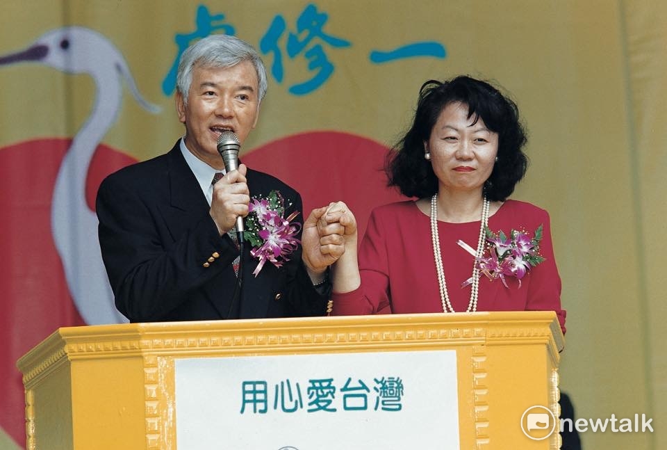 1995年盧修一連任立委，競選標語是用心愛台灣。一路扶持的盧修一與其夫人陳郁秀（現為公視董事長） 圖：翻攝自邱萬興臉書