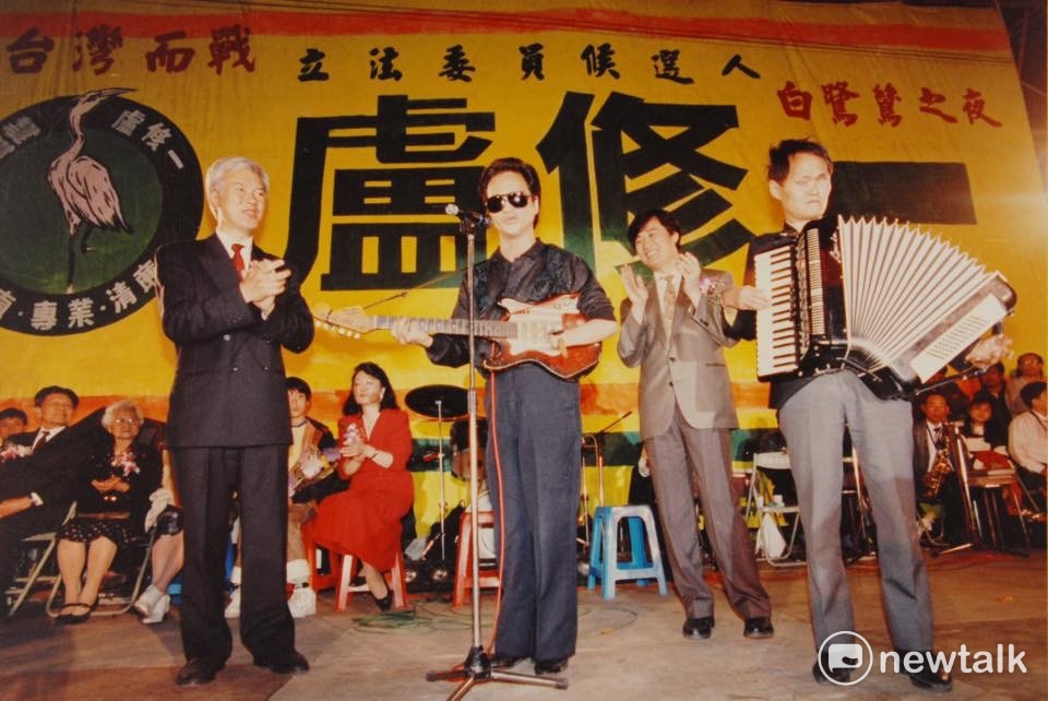 1992年盧修一立委連任立委。金門王與李炳輝站台演唱。 圖：翻攝自邱萬興臉書