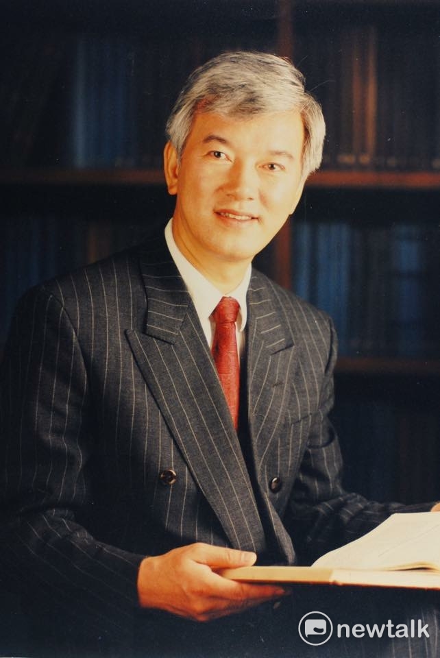 法國巴黎政治博士的盧修一，溫文儒雅、謙恭有禮，問政認真、言之有物，是少數不跑紅白帖、婚喪喜慶，專業問政的立委，年年獲得國會記者評鑑優質立委。這張照片是 1992年盧修一連任立委，形象照攝於邱萬興的高中同學的蔡永和攝影工作室。 圖：翻攝自邱萬興臉書