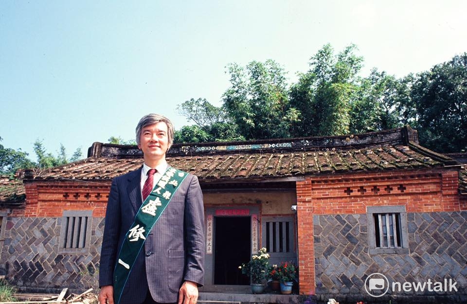 1989盧修一博士參選台北縣(現為新北市)立法委員的競選書籍出頭天封面照片攝於三芝北新莊 圖：邱萬興/提供