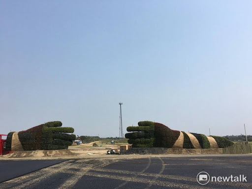 守護大地：長達60米的巨型雙手裝置，象徵農夫溫暖的雙手，守護眼前的「奇幻烏托邦」。 圖：桃園市政府提供
