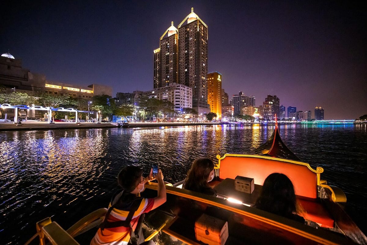 搭乘貢多拉船夜遊愛河。 圖：高雄市觀光局/提供