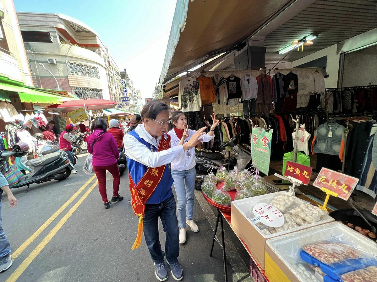 國民黨南投縣立委補選候選人林明淎（前），23日由該黨發言人李明璇陪同掃街。 圖：翻攝自立委補選－林明溱臉書