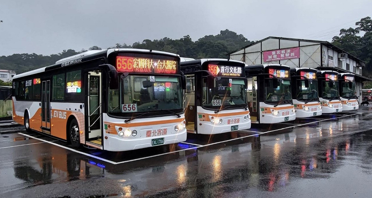 台北客運656線的26輛電動公車於2月正式上路，為新北市第一條全線完成汰換電動公車的路線。 圖：新北市交通局提供