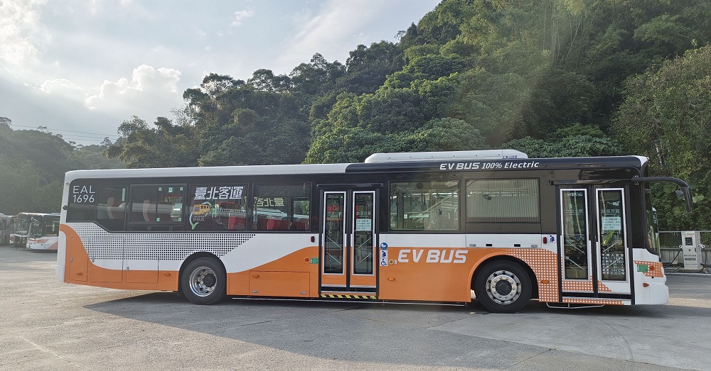 台北客運656線全部使用電動公車，每天平均約1萬人次搭乘，舒適平穩的乘坐感受，讚聲連連！ 圖：新北市交通局提供