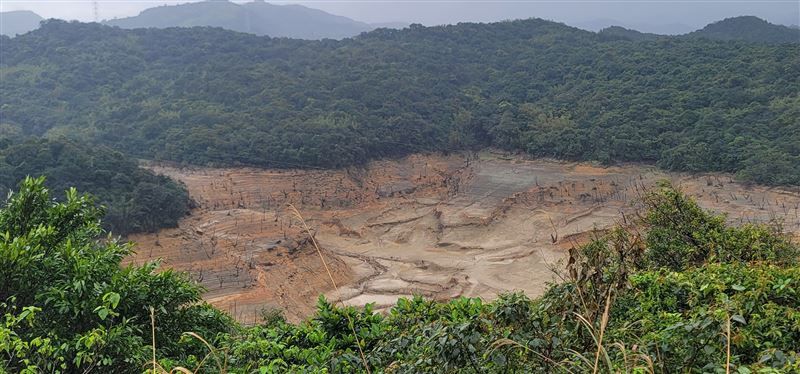 近日北台灣受到東北季風的影響，連日下雨，但基隆新山水庫卻罕見出現乾涸見底的狀況。 圖：取自基隆人臉書社團