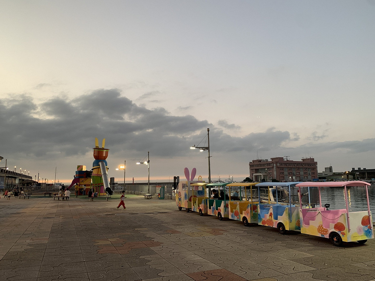 幾米溜溜帽遊樂場及幾米漁人碼頭遊園車。 圖：新北市漁業處提供