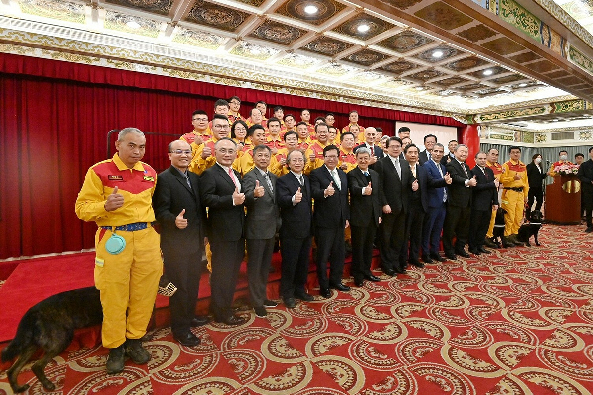 行政院長陳建仁昨晚在圓山大飯店設宴慰勞台灣搜救隊，並與他們合影。 圖：行政院提供