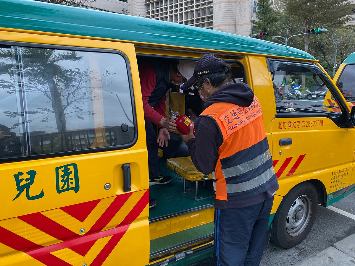 稽查小組在自強國小周邊攔查幼童車。 圖：新北教育局提供