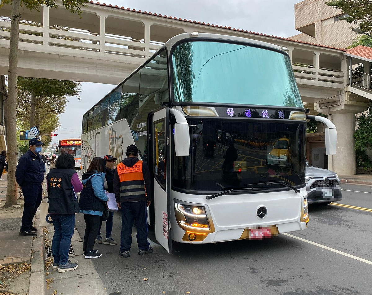 稽查小組在自強國小周邊攔查補習班車輛。 圖：新北教育局提供