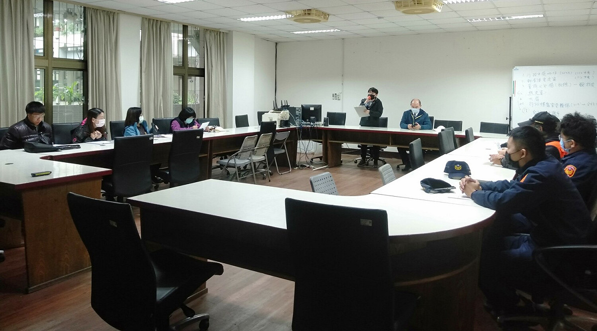 稽查小組在進行勤前會議。 圖：新北教育局提供
