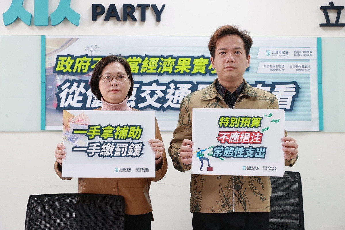 民眾黨立院黨團總召邱臣遠（右）、副總召賴香伶（左）。 圖：民眾黨團 / 提供