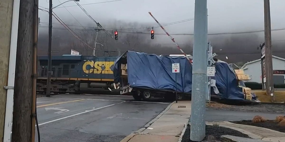 美國紐約州貨車因故卡在鐵軌上遭火車撞毀。 圖：翻攝自環球網