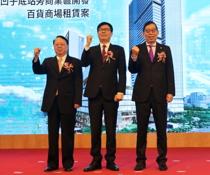 陳其邁(中)見證陳世岳(右)、南野雄介強強聯手。 圖：高雄市政府/提供