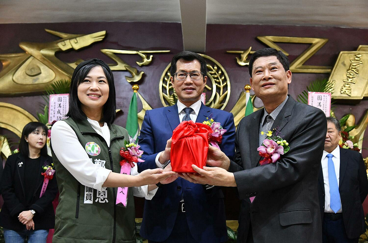 新北市議會民進黨團今日舉辦總召集人暨幹部交接典禮，由羅致政監交（中），前總召陳啟能將印信交接新總召鄭宇恩（左）。 圖：新北市政府提供