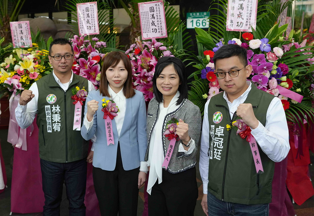 新北市議會民進黨團新任幹部，右起為幹事長卓冠廷、總召鄭宇恩、副總召張維倩及書記長林秉宥。 圖：新北市議噲民進黨團提供