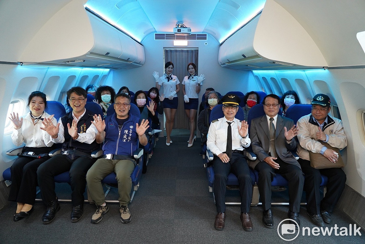 實體客機搬進遊客中心。 唐復年/攝