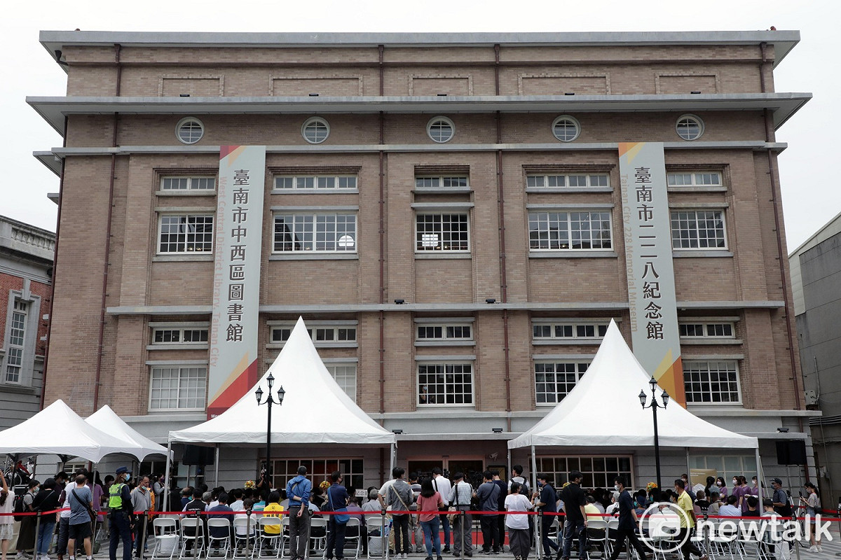 中西區圖書館位於中西區湯德章大道3號（舊址為中正路3號），一樓為228紀念館，二樓則有「自由不是沒有代價的」常設展與不定期特展，並設有兒童區與視聽區。 圖：黃博郎／攝